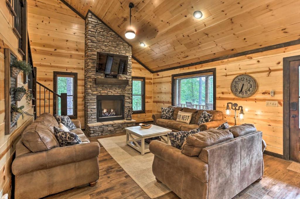 Luxe Family Ties Home with Hot Tub Fireplace - main image