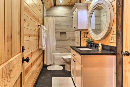 Luxe Family Ties Home with Hot Tub Fireplace - image 18