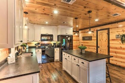 Luxe Family Ties Home with Hot Tub Fireplace - image 7