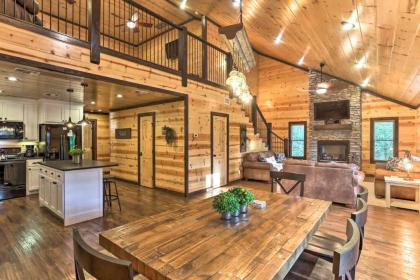 Luxe Family Ties Home with Hot Tub Fireplace - image 8