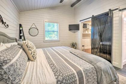 Cozy Chic Broken Bow Cabin with Fire Pit and Grill! - image 10