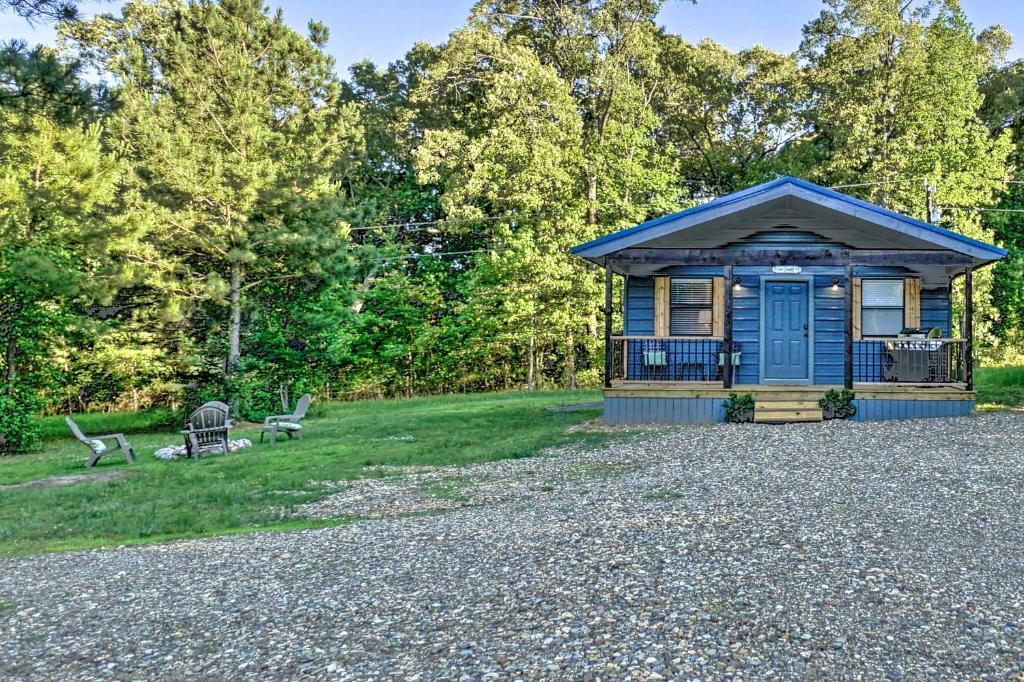 Cozy Chic Broken Bow Cabin with Fire Pit and Grill! - image 3