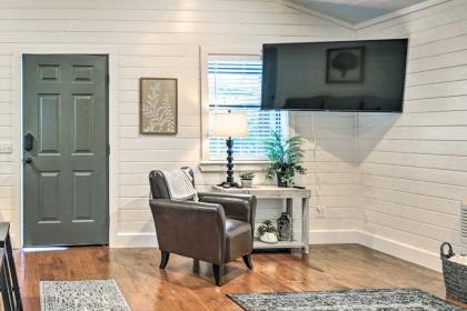 Cozy Chic Broken Bow Cabin with Fire Pit and Grill! - image 6