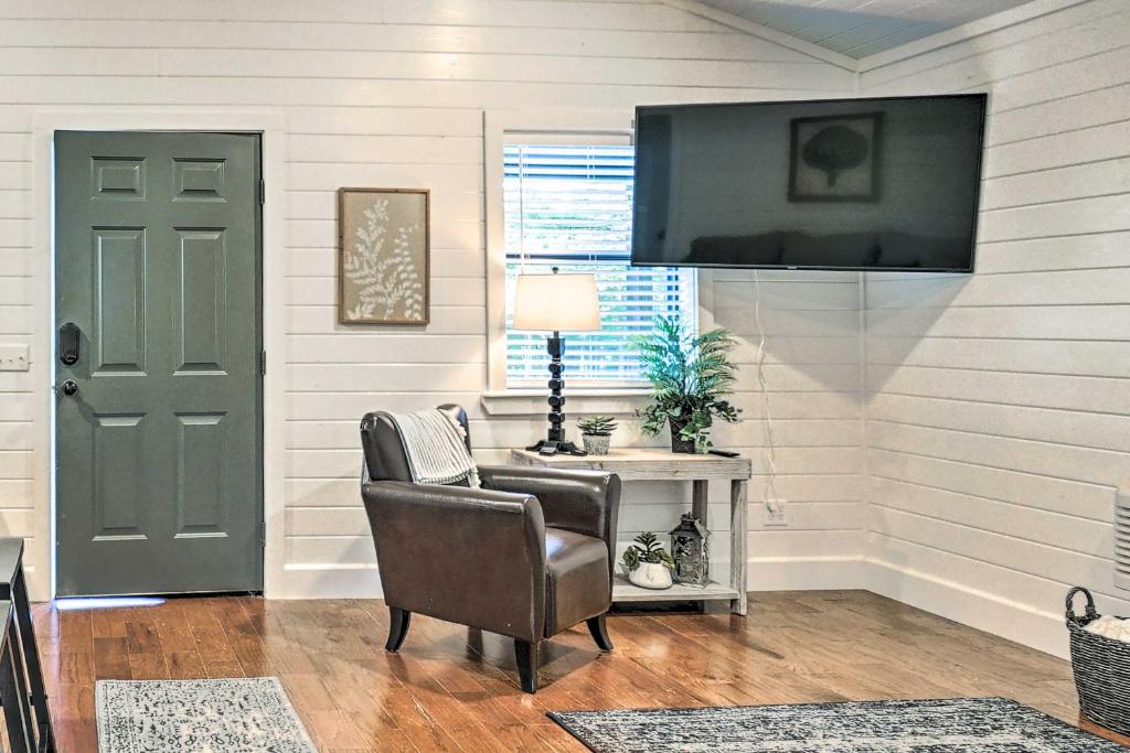 Cozy Chic Broken Bow Cabin with Fire Pit and Grill! - image 6