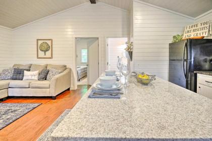 Cozy Chic Broken Bow Cabin with Fire Pit and Grill! - image 9