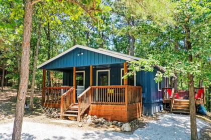 Paddles Up Broken Bow Getaway with Hot Tub!