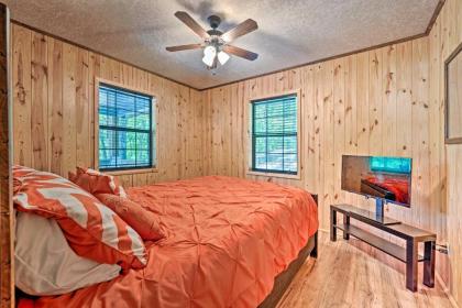 Paddles Up Broken Bow Getaway with Hot Tub! - image 14