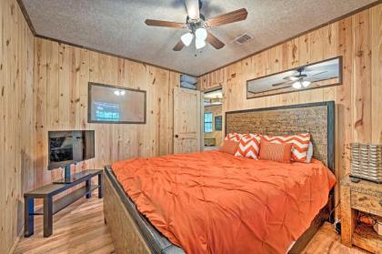 Paddles Up Broken Bow Getaway with Hot Tub! - image 15
