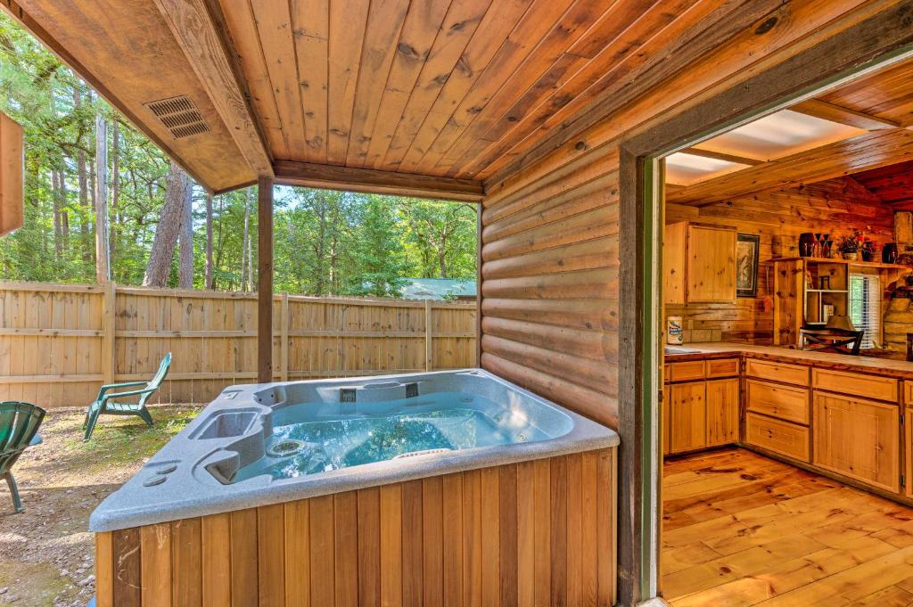 Centrally Located Broken Bow Cabin with Hot Tub - image 2