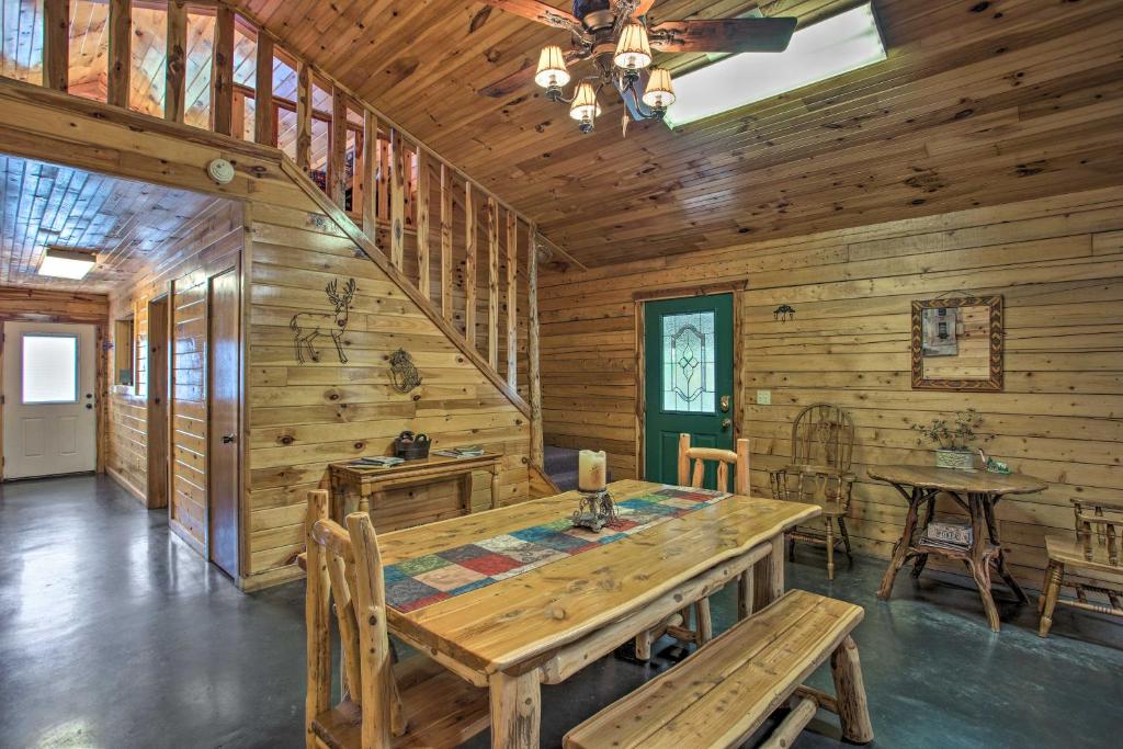 Pet-Friendly Cabin Retreat with Private Hot Tub - image 2