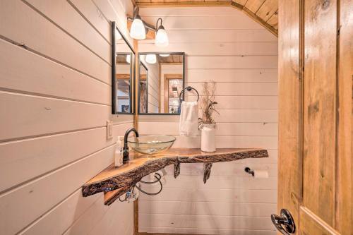 Romantic Retreat with Hot Tub in Broken Bow! - main image