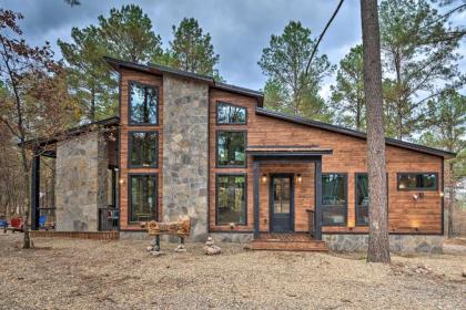 Luxe Cabin in the Woods Hot Tub and Yard Games