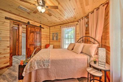 Lavish Getaway with Hot Tub on Almost 6 Acres! - image 15