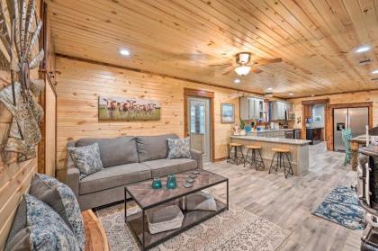 Lavish Getaway with Hot Tub on Almost 6 Acres! - image 2