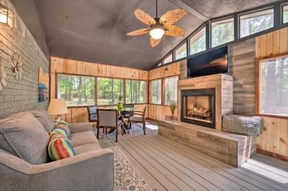 Lavish Getaway with Hot Tub on Almost 6 Acres! - image 3