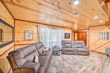 Lavish Getaway with Hot Tub on Almost 6 Acres! - image 5