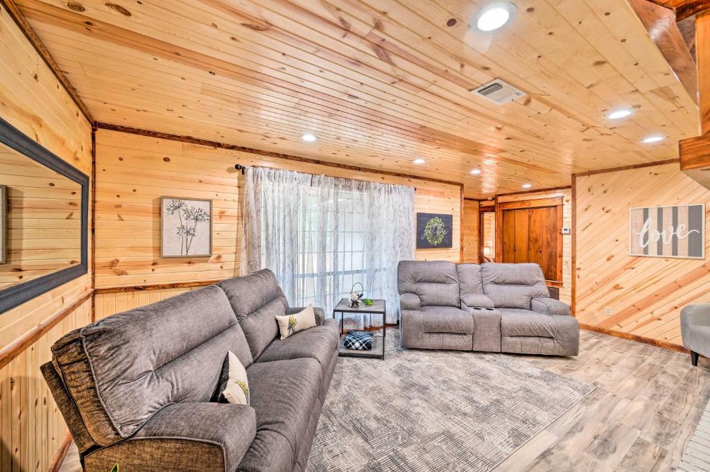Lavish Getaway with Hot Tub on Almost 6 Acres! - image 5