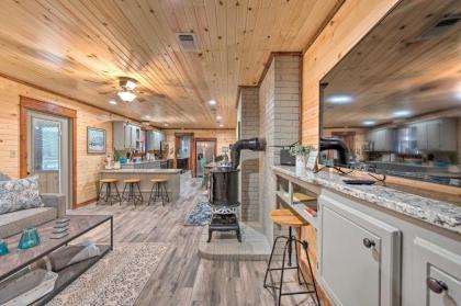 Lavish Getaway with Hot Tub on Almost 6 Acres! - image 6
