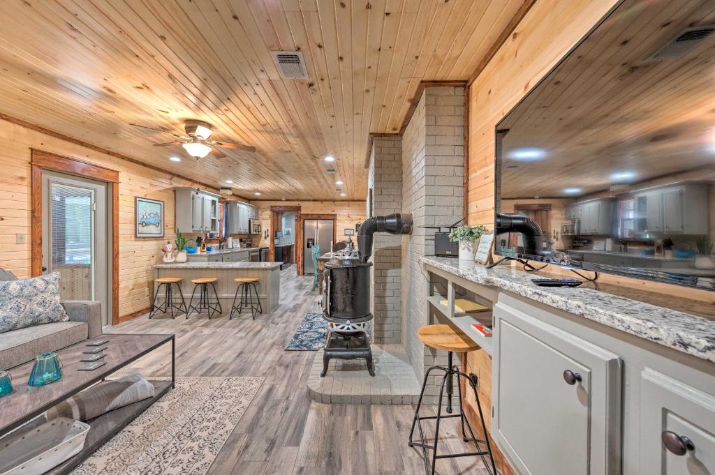 Lavish Getaway with Hot Tub on Almost 6 Acres! - image 6