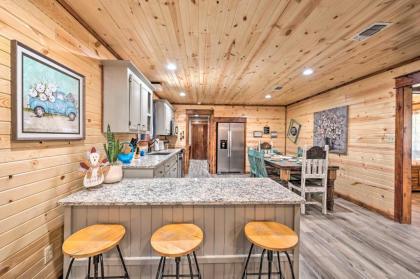 Lavish Getaway with Hot Tub on Almost 6 Acres! - image 9