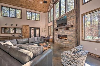 Luxe Lazy Dog Lodge with Hot Tub and Pool Table