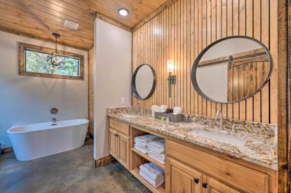 Luxe Lazy Dog Lodge with Hot Tub and Pool Table - image 18