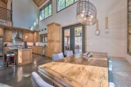 Luxe Lazy Dog Lodge with Hot Tub and Pool Table - image 7