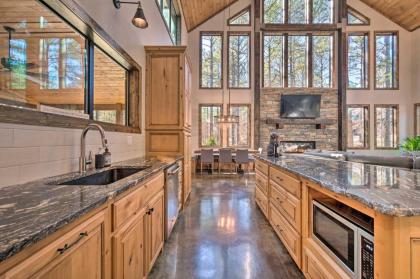 Luxe Lazy Dog Lodge with Hot Tub and Pool Table - image 8