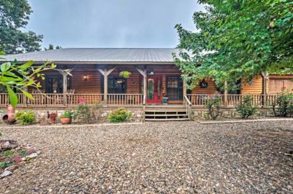 Cabin with Hot tub 4 mi to Broken Bow Lake