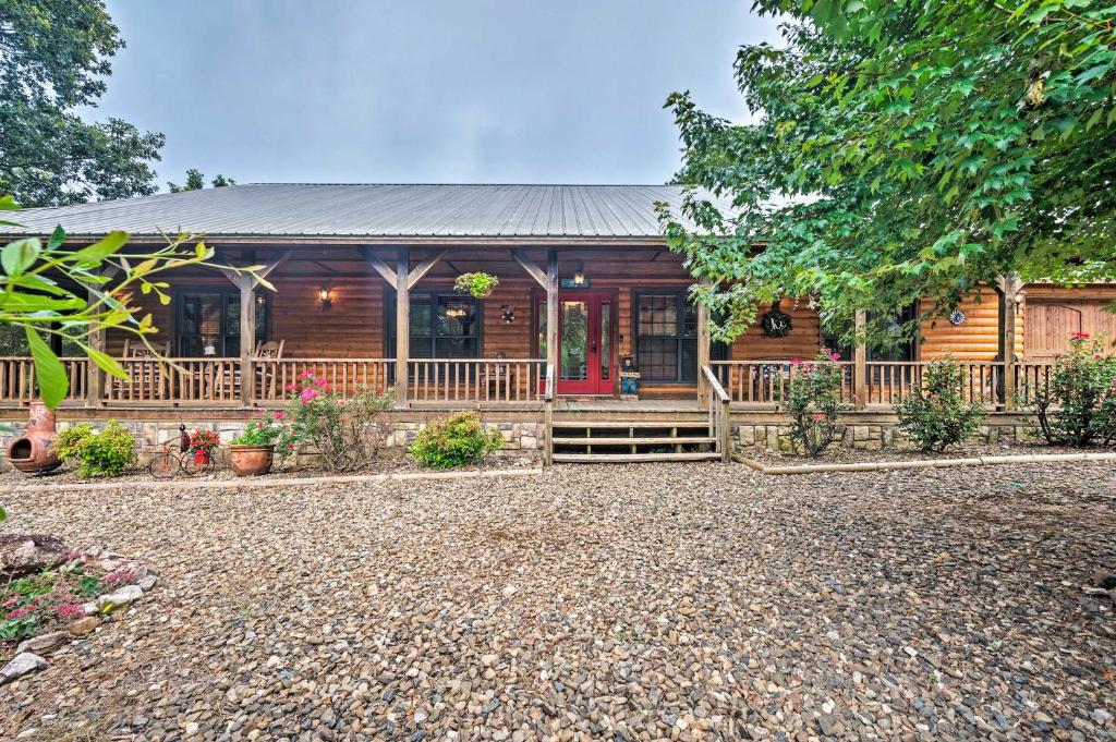 Cabin with Hot Tub 4 Mi to Broken Bow Lake! - main image