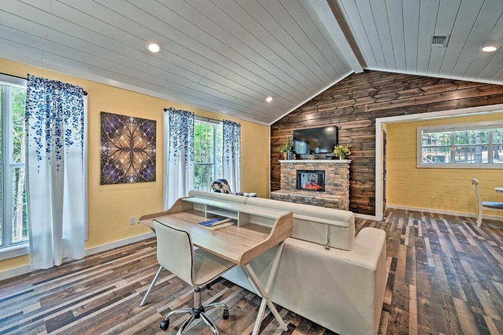 Modern Studio Cabin with Fire Pit Deck and BBQ! - image 4