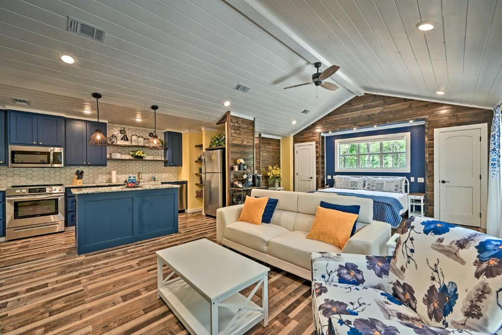 Modern Studio Cabin with Fire Pit Deck and BBQ! - image 7