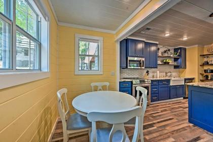 Modern Studio Cabin with Fire Pit Deck and BBQ! - image 8