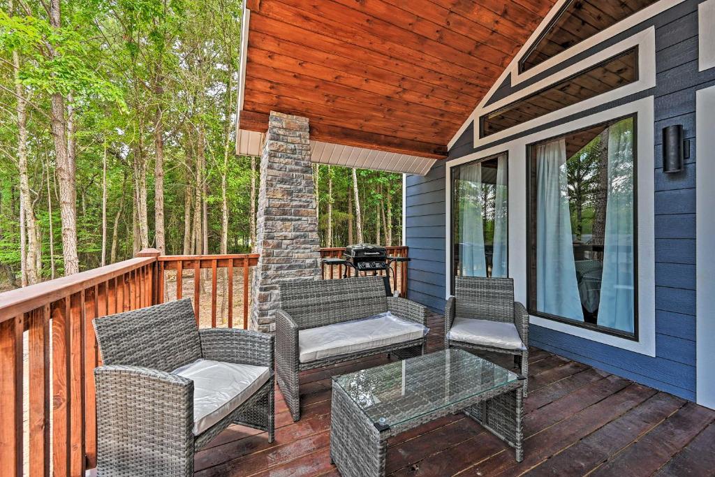 Modern Couples Retreat with Fire Pit and BBQ! - image 2