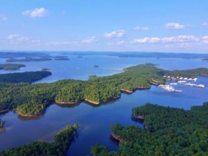 QUITTIN' TIME! Spacious secluded in the Heart of Broken Bow with Hot Tub!