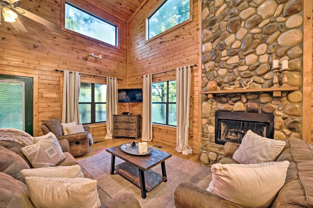 Picturesque Broken Bow Cabin Hot Tub and Deck! - main image