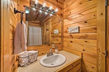Picturesque Broken Bow Cabin Hot Tub and Deck! - image 18