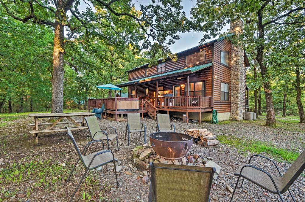 Picturesque Broken Bow Cabin Hot Tub and Deck! - image 2