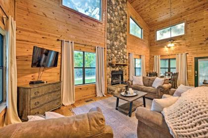 Picturesque Broken Bow Cabin Hot Tub and Deck! - image 4