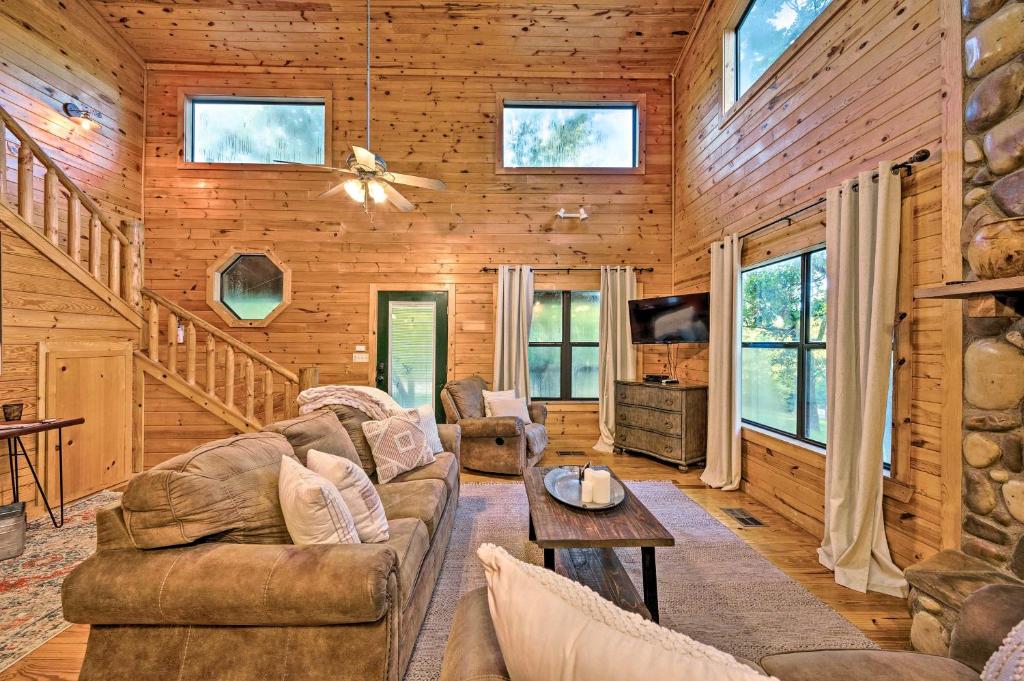 Picturesque Broken Bow Cabin Hot Tub and Deck! - image 5