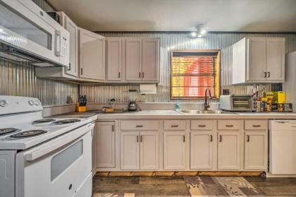 Backwoods Hideout Remote Couples Getaway! - image 9