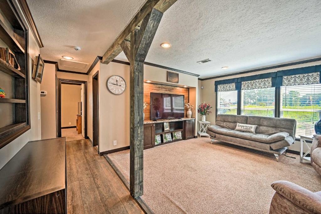 Pet-Friendly Broken Bow Home with Private Pool! - image 5