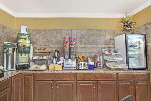 Days Inn by Wyndham Brooklyn - image 2
