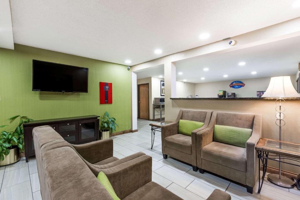 Baymont by Wyndham Louisville South I 65 - main image