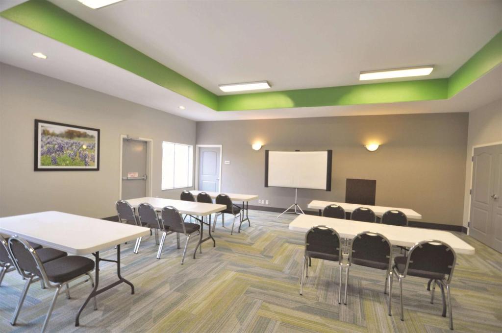 La Quinta Inn & Suites by Wyndham Brookshire - image 3