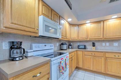 Brooksville Home with Lanai 15 Min to Dtwn! - image 8