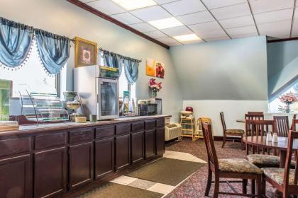 Rodeway Inn - image 6