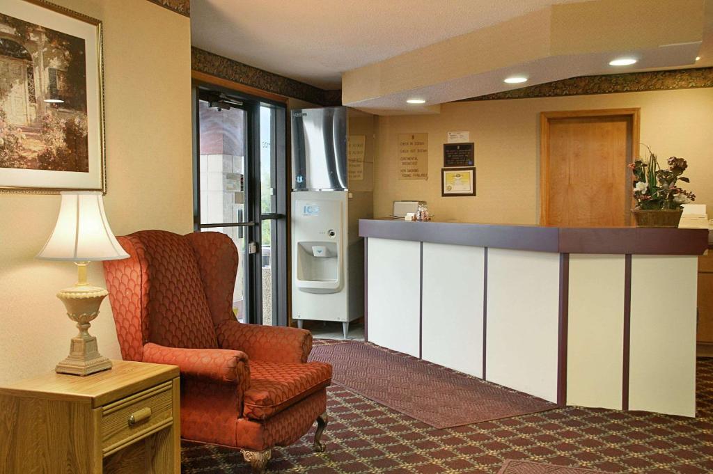 Super 8 by Wyndham Brownsburg - main image