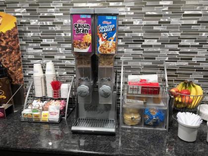 Super 8 by Wyndham Brownsburg - image 2