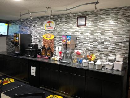 Super 8 by Wyndham Brownsburg - image 4